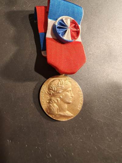 老王徽章第184期 - 法国战争部金级劳工奖章    1956年实发   950银镀金    13.5g