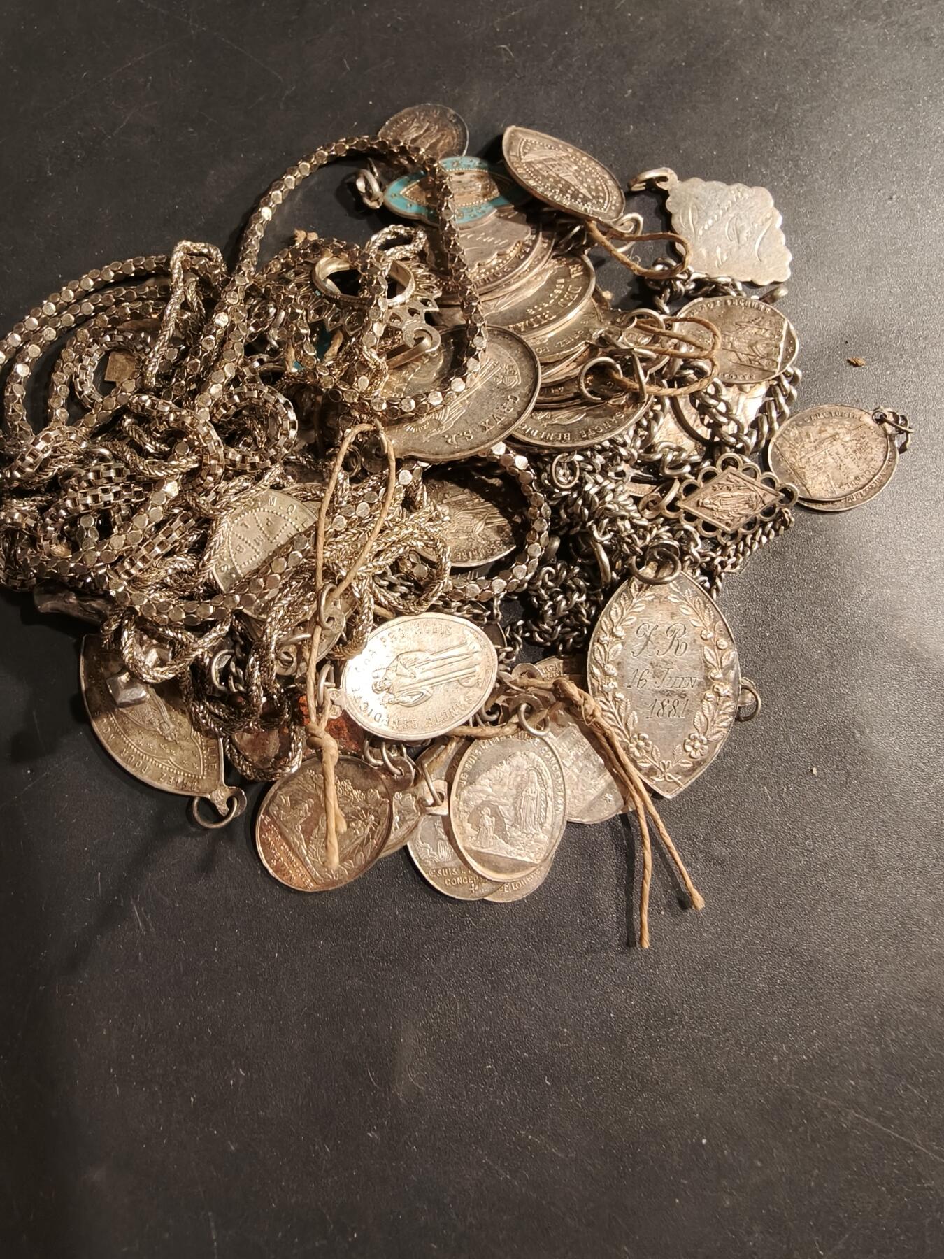 老王徽章第184期 法国天主教会纪念章一组    800银   螃蟹标，野猪头标      共79.6g