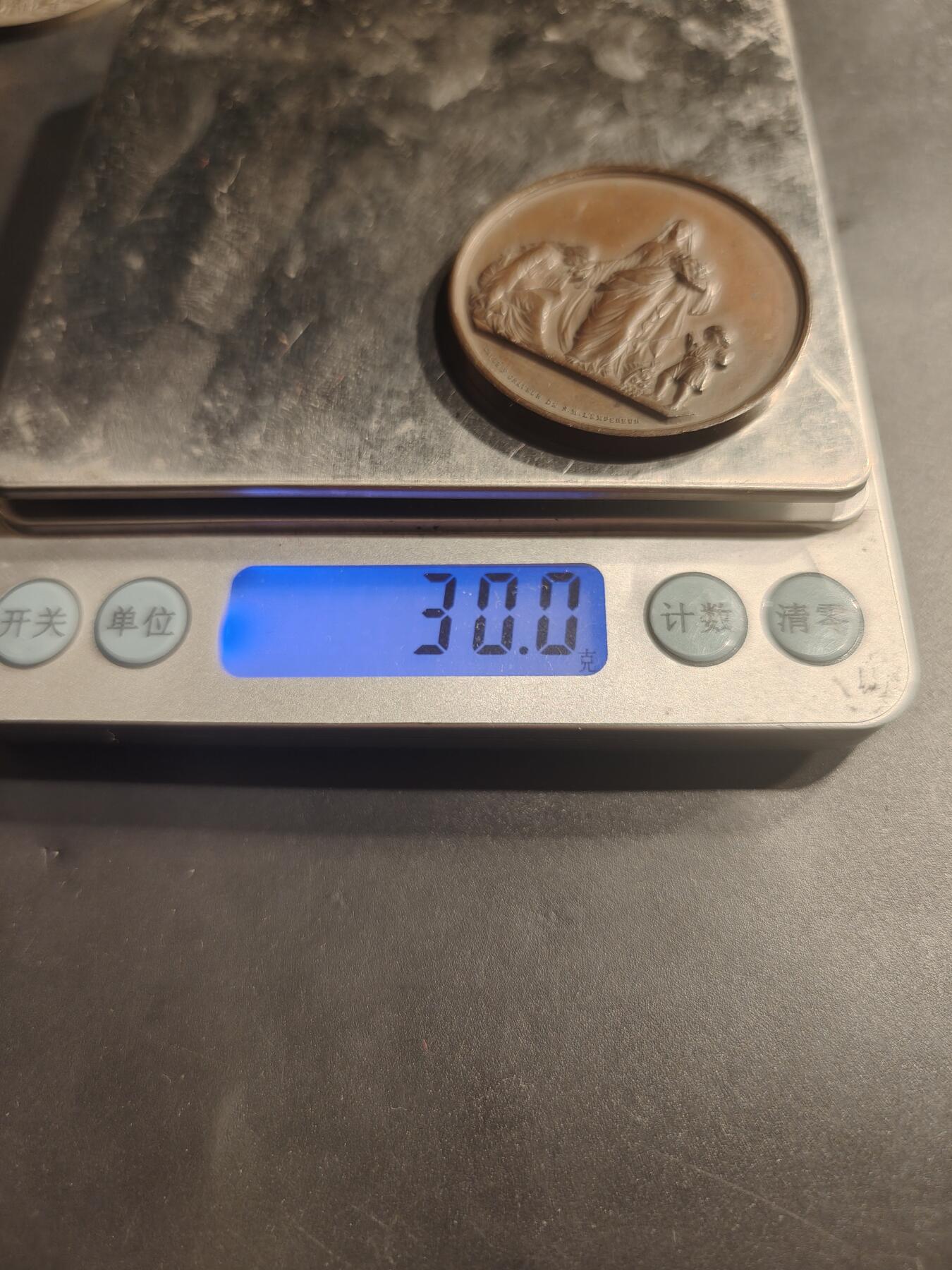 老王徽章第184期 法国拿破仑三世时期为穷人募捐大铜章    1857年    手指铜标    直径41mm    重量30g