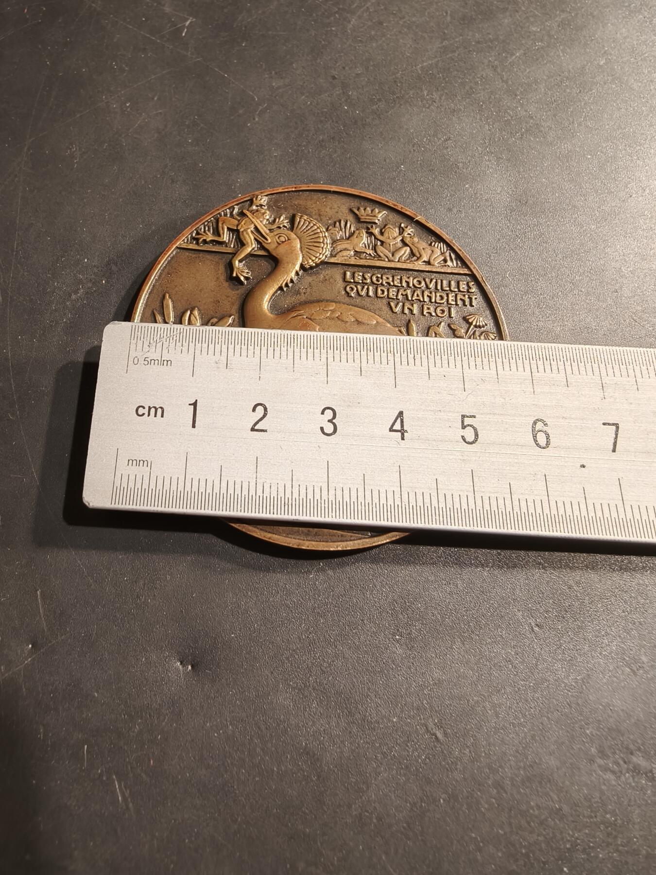 老王徽章第184期 法国拉封丹寓言故事“青蛙求王”大铜章    维尔农大师作品      直径58mm     重量95g