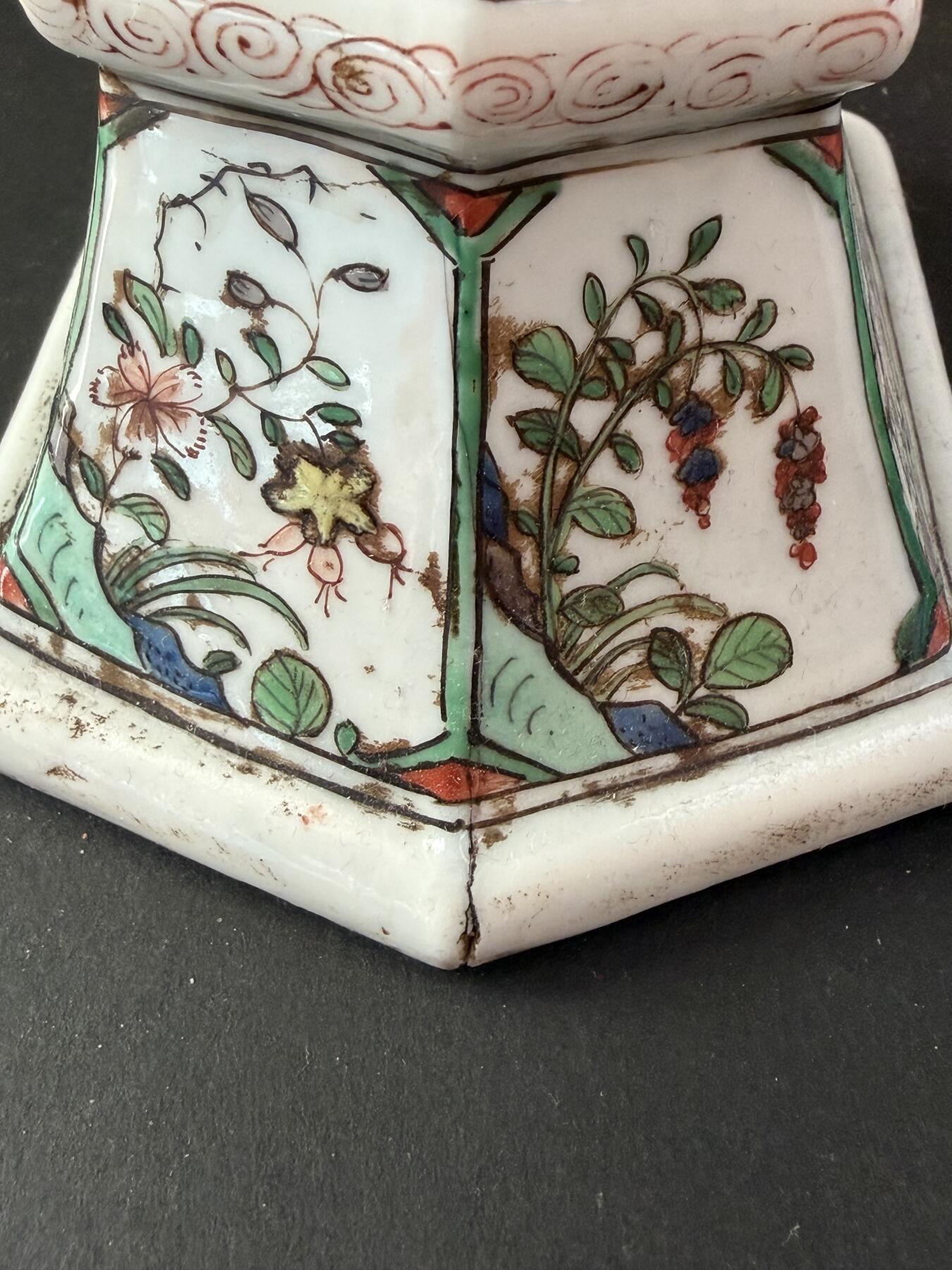 海外回流春节专场（三） 重器-法国回流清康熙五彩六棱花瓶（高：30.2cm，器型少见，画工精美，有冲线）