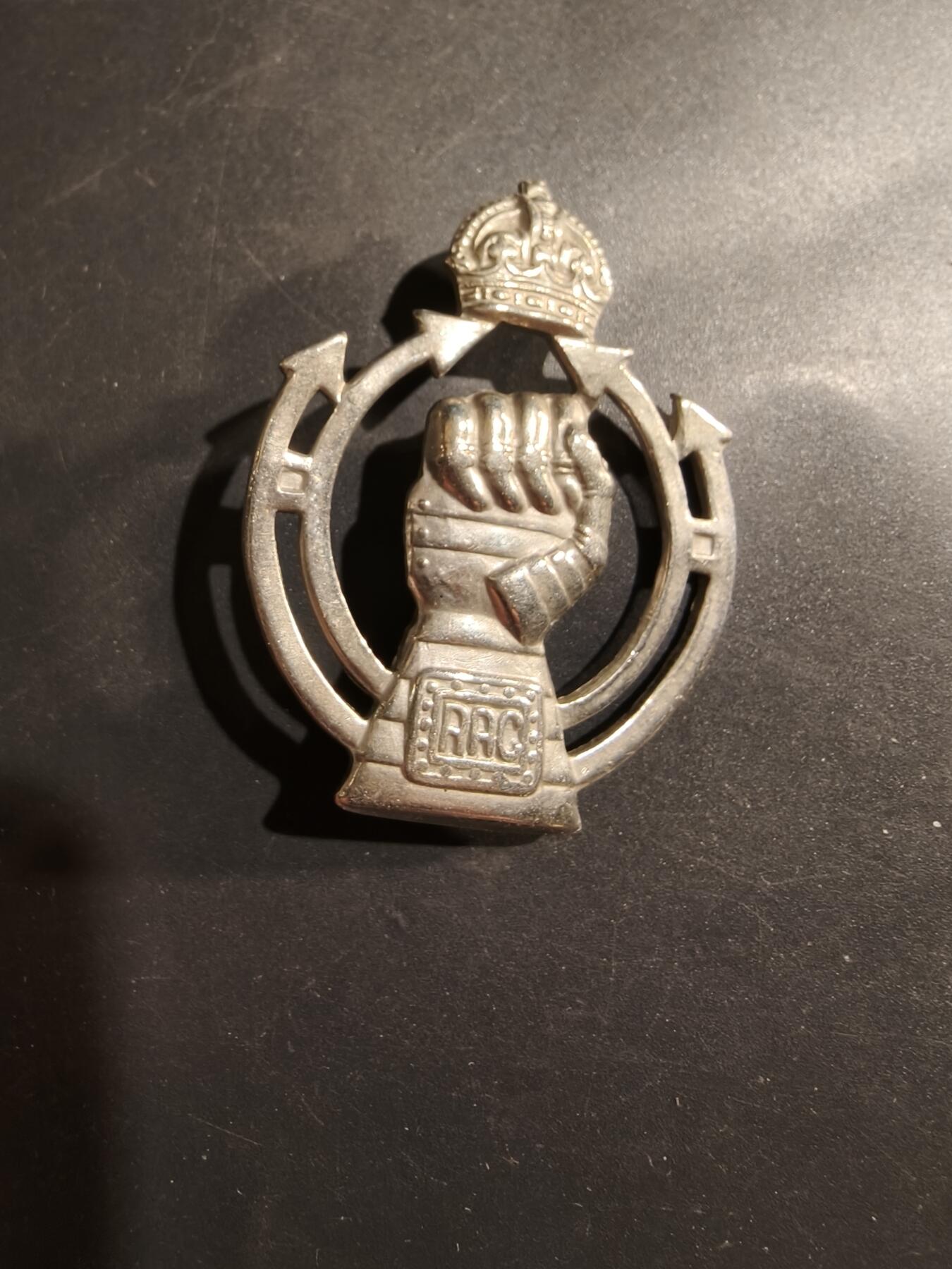 老王徽章第184期 英国二战皇家装甲兵团帽徽     该兵团成立于1939年，旨在统一英国陆军的所有装甲部队。