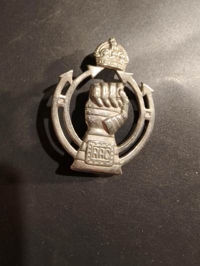 老王徽章第184期 - 英国二战皇家装甲兵团帽徽     该兵团成立于1939年，旨在统一英国陆军的所有装甲部队。