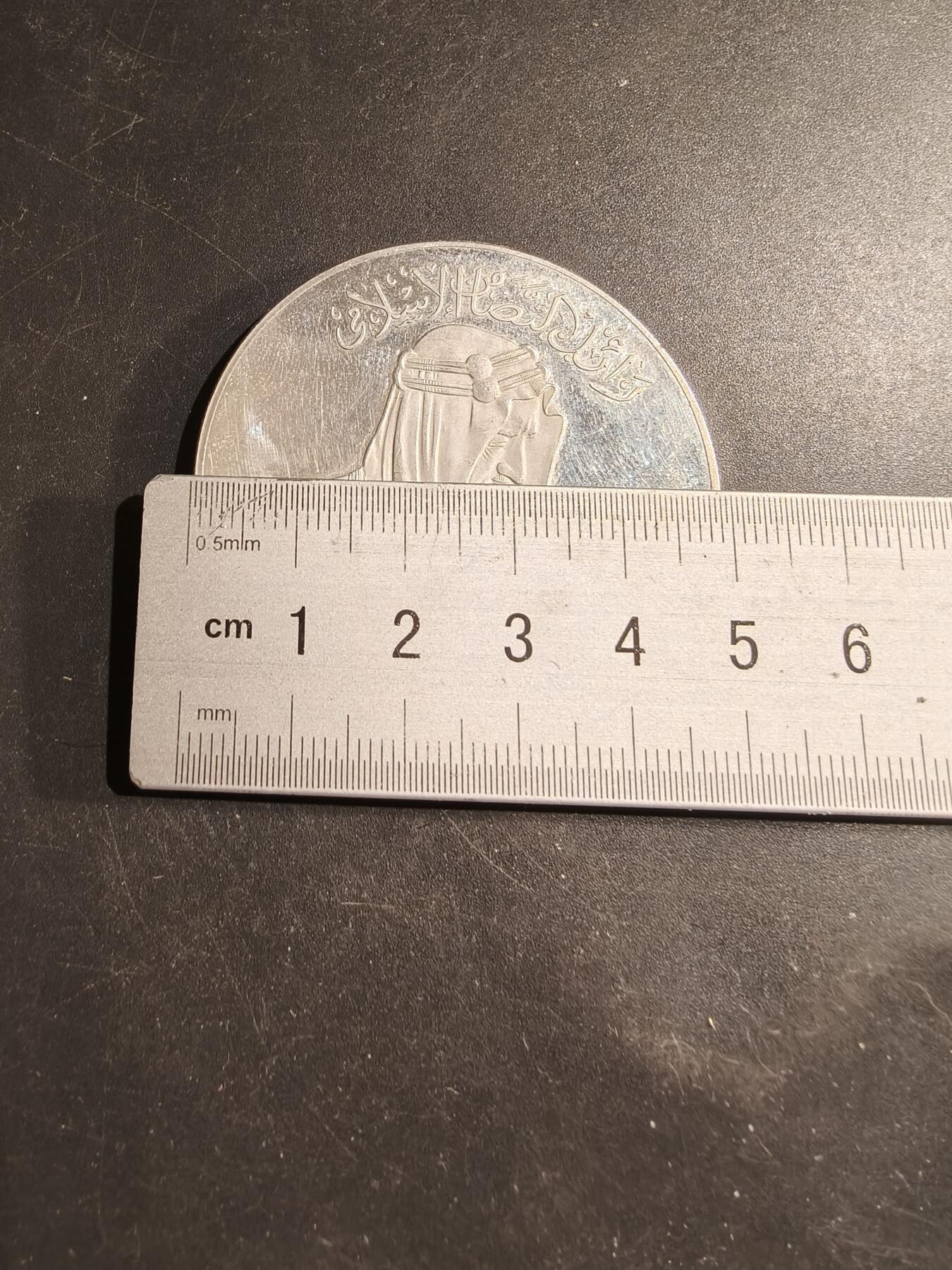 老王徽章第184期 沙特阿拉伯费萨尔国王纪念银币 925银 直径50mm 重量60g      上一期的鸽子