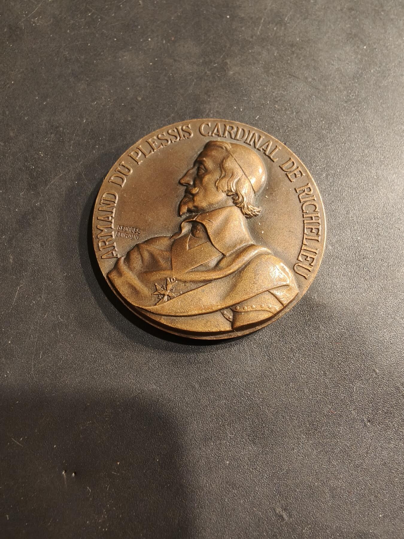 老王徽章第184期 法国海军战列舰“黎塞留号”大铜章     铜章正面浮雕着黎塞留号战列舰，并刻有铭文：“法国必须拥有一支能在任何地方捍卫国家旗帜荣誉的战斗舰队。”      直径40mm    重量38.8g