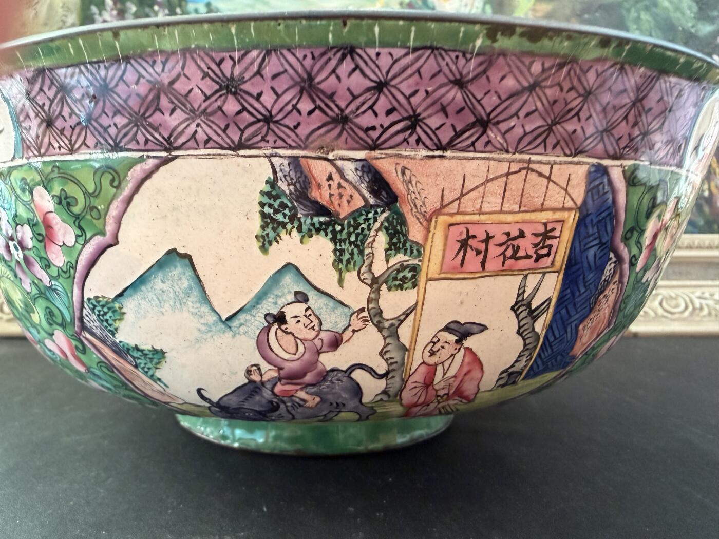 海外回流春节专场（三） 法国回流清代铜胎珐琅彩大碗（器型大，精美，直径：23cm，高：9.3cm，有少许裂纹和掉釉，如图）