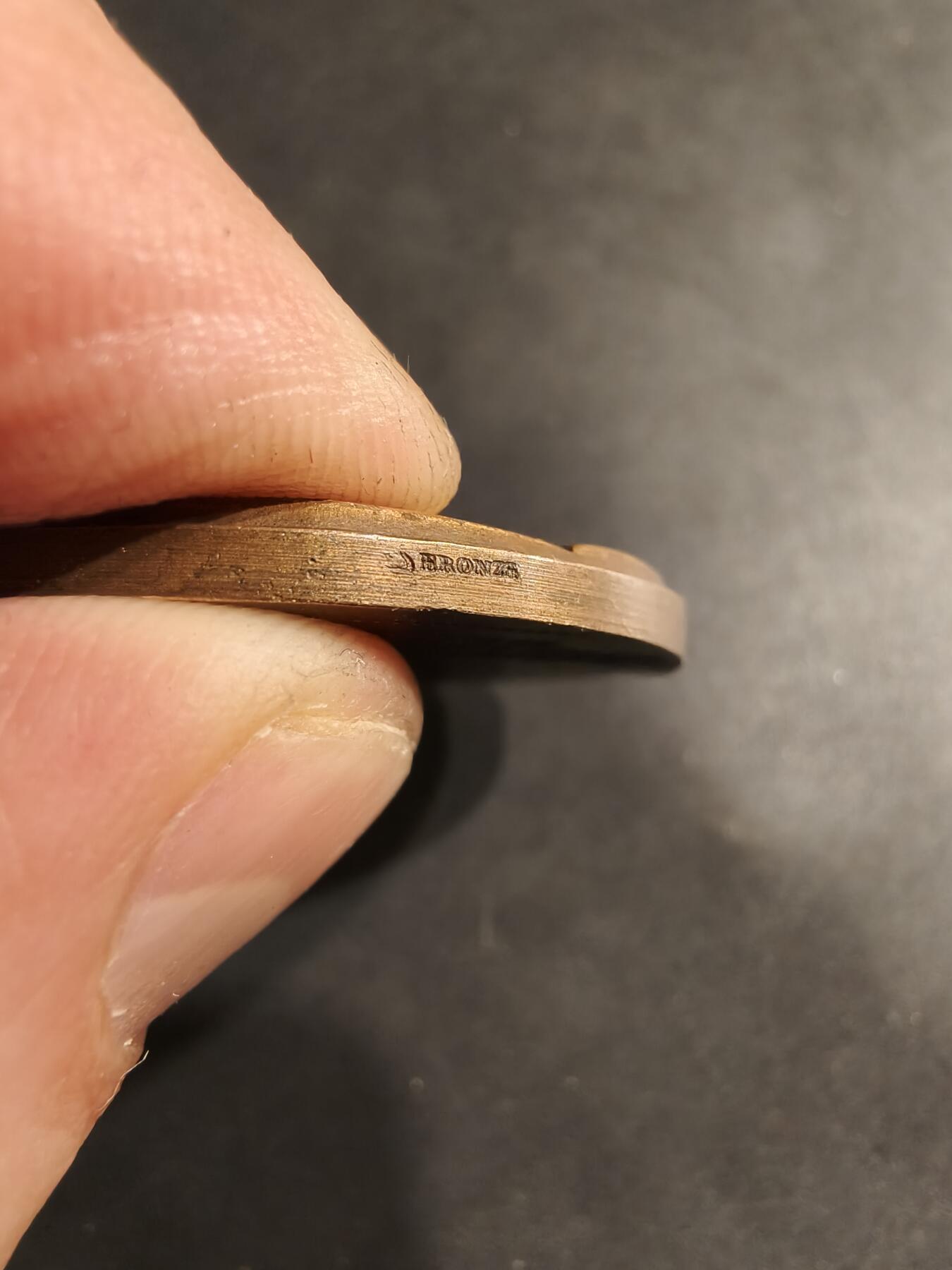 老王徽章第184期 法国海军战列舰“黎塞留号”大铜章     铜章正面浮雕着黎塞留号战列舰，并刻有铭文：“法国必须拥有一支能在任何地方捍卫国家旗帜荣誉的战斗舰队。”      直径40mm    重量38.8g