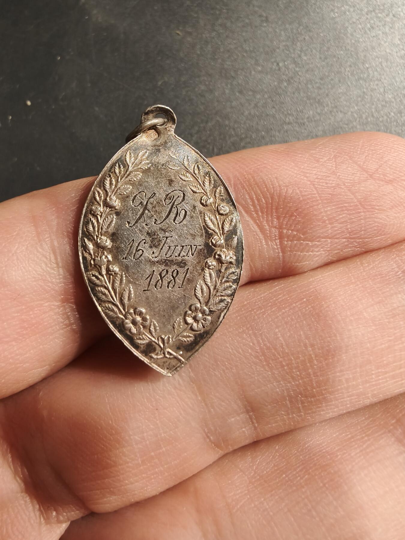 老王徽章第184期 法国天主教会纪念章一组    800银   螃蟹标，野猪头标      共79.6g