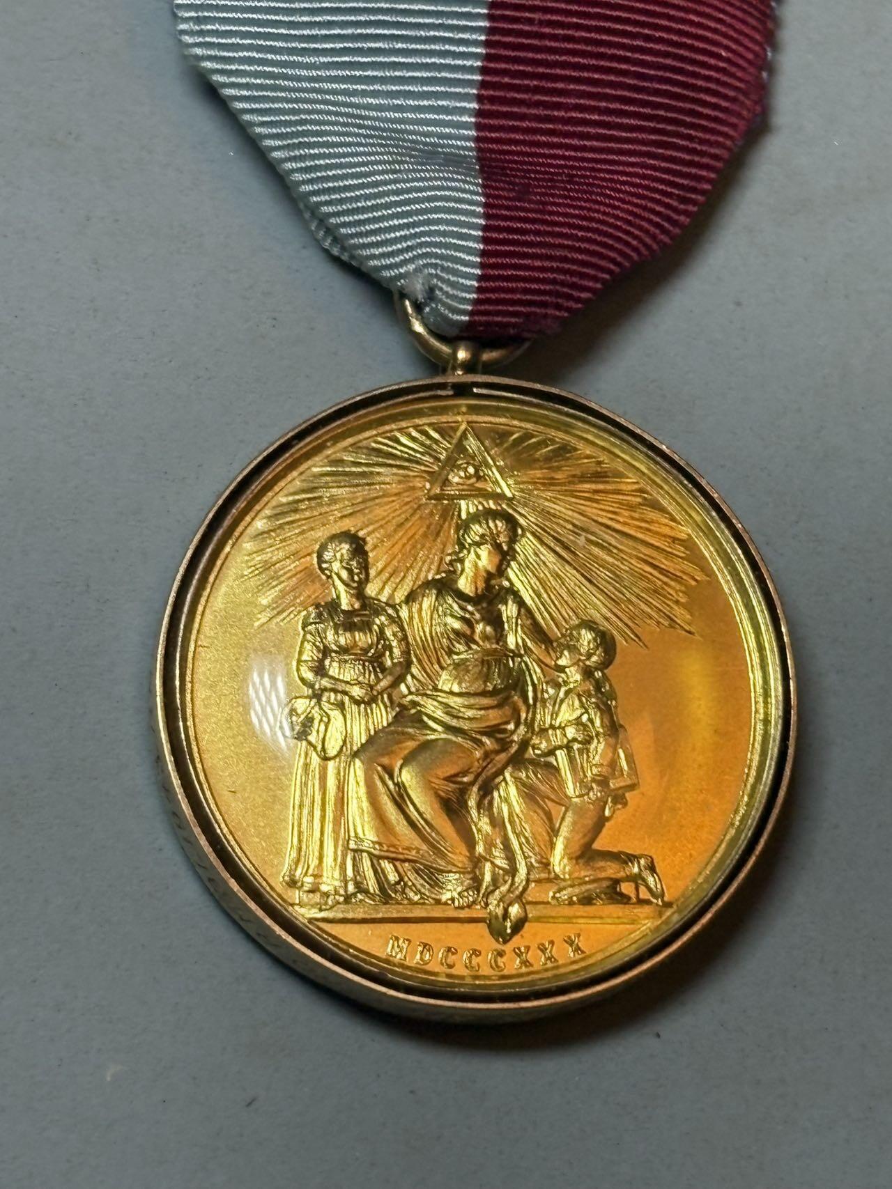 号角文化祝福各位藏友春节大吉马年入好藏 盛世勋华——号角文化勋章邮票专场拍卖第306期    英国共济会慈善与仁爱纪念章（Honorable Testimonial of Masonic Charity & Benevolence），925银，总重34.9克，带原盒，带边铭