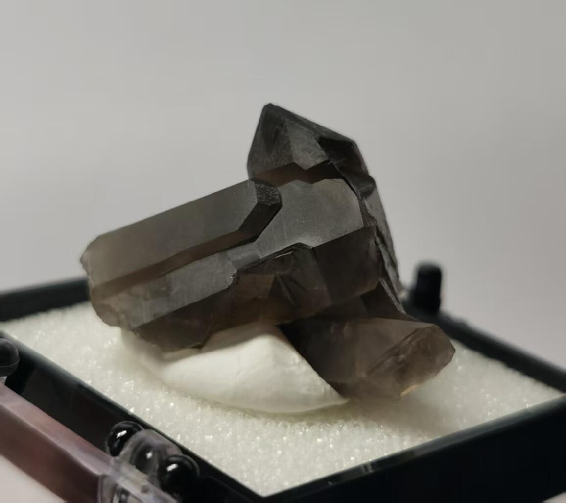 七河·世界世界币章杂件矿标化石小拍（总第38期） 藏家出品X745（3）山东烟晶水晶原石矿标（盒子矿） 本件拍品由合作藏家邮寄