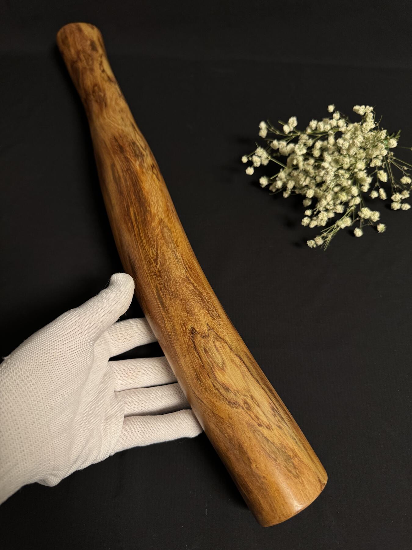 零元拍：NO.1终于在节前收到这批送出去加工的海南黄花梨随型把玩棍横财，这也许就是玩木头的乐趣吧，每一个花纹都独一无二，是自然与匠心的完美邂逅。 它保留了木材最本真的曲线，每一处起伏都像是时光在木头上留下的指纹。尺寸：545/50/35MM