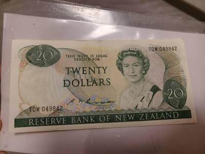 春节钱币瓷器清货捡漏拍场 - 新西兰老版20元如图 品相很不错 原票