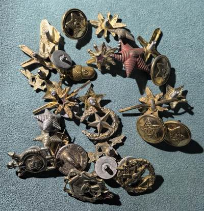 号角文化祝福各位藏友春节大吉马年入好藏 盛世勋华——号角文化勋章邮票专场拍卖第306期    - 苏军军种符号 军衔徽章等约30枚