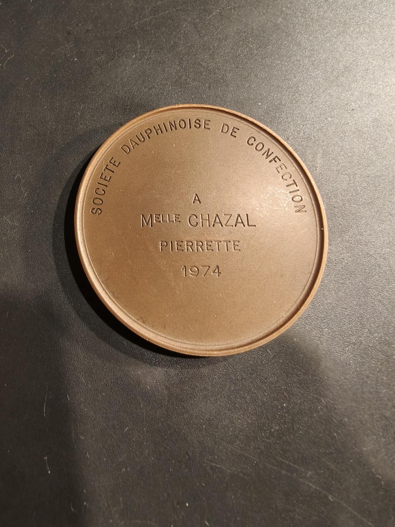 老王徽章第184期 法国多菲内制衣公司大铜章    1974年实发    直径50mm    重量70g