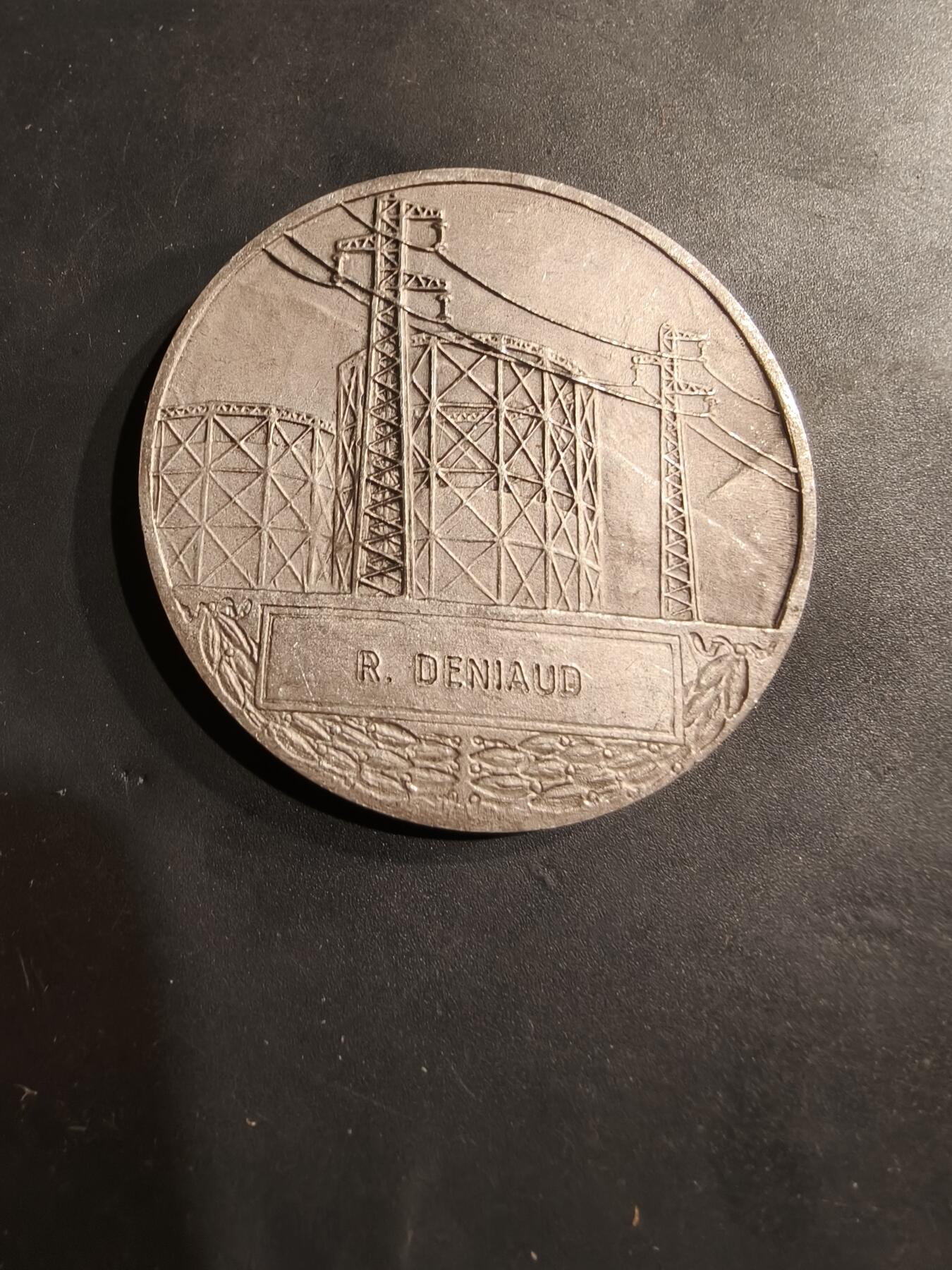 老王徽章第184期 法国电气公司镀银大铜章    大师Dropsy作品    直径54mm    重量71.1g