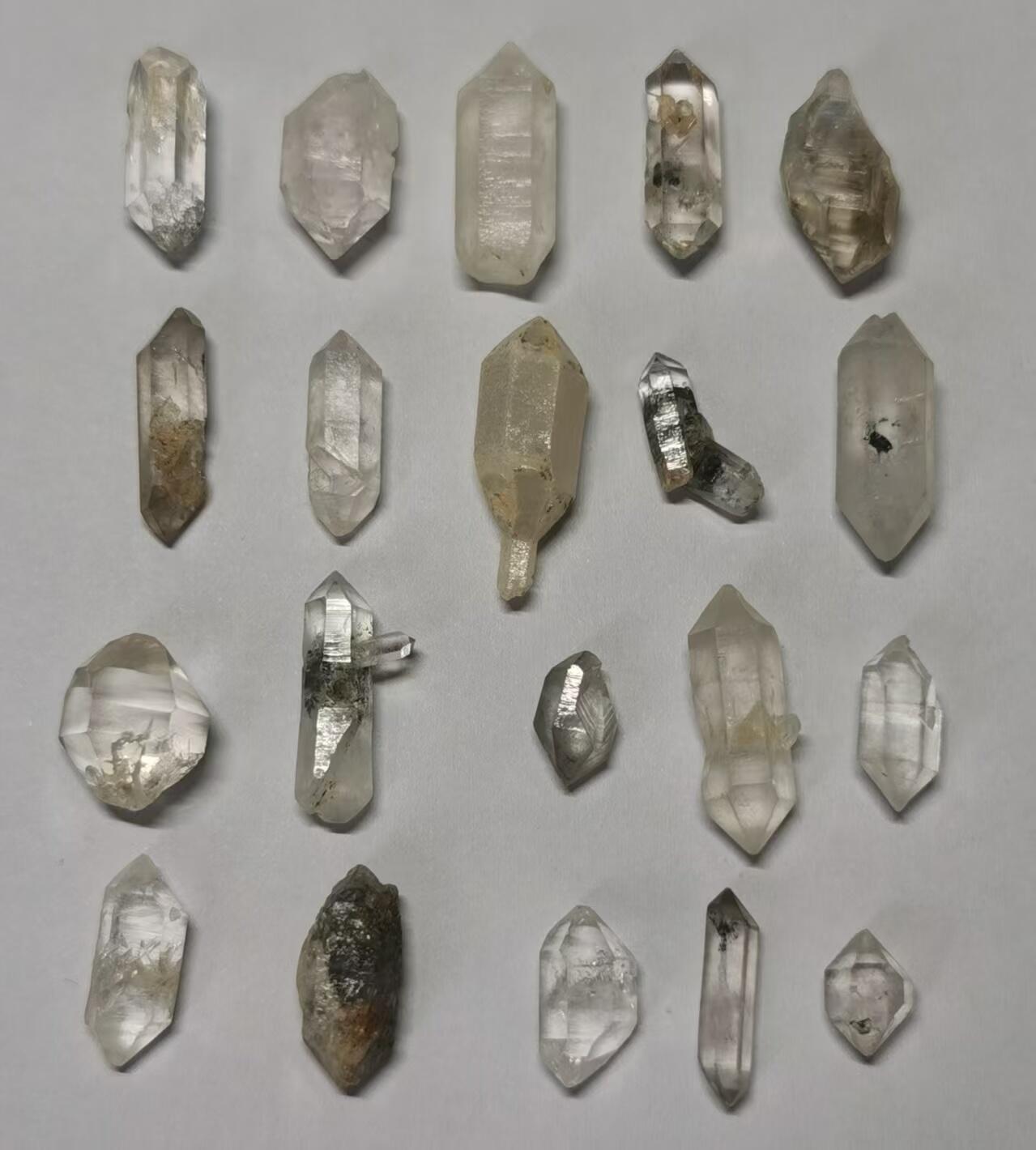 七河·世界世界币章杂件矿标化石小拍（总第38期） 藏家出品 X753（3）小可爱型 云贵闪灵水晶原石矿标一组20件 本件拍品由合作藏家邮寄