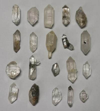 七河·世界世界币章杂件矿标化石小拍（总第38期） - 藏家出品 X753（3）小可爱型 云贵闪灵水晶原石矿标一组20件 本件拍品由合作藏家邮寄