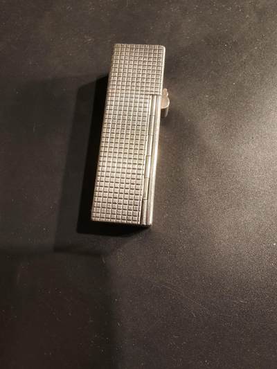 老王徽章第184期 - 欧洲银口红壳    带925银标   可打开   内部还有段未使用完的口红，需自行清理     重量45.8g 