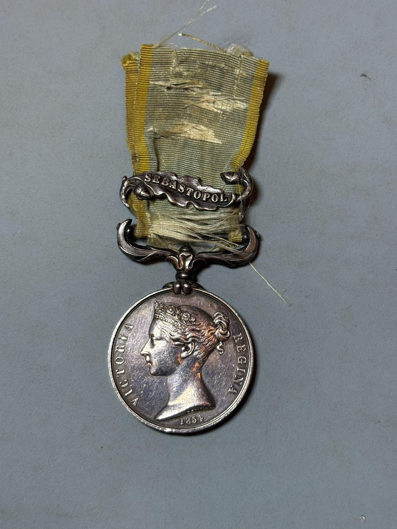 号角文化祝福各位藏友春节大吉马年入好藏 盛世勋华——号角文化勋章邮票专场拍卖第306期    英国1854年克里米亚战争奖章 银制  带塞瓦斯托波尔条 重40克