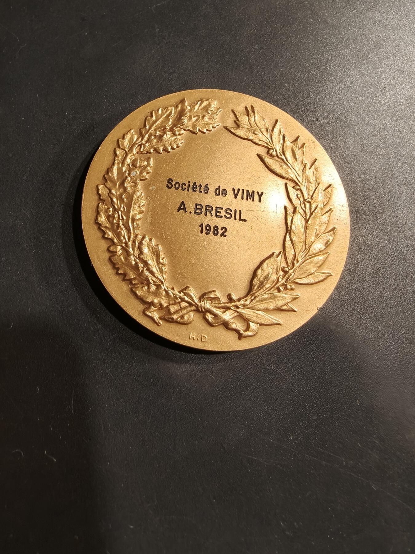 老王徽章第184期 法国维米协会镀金大铜章    1982年实发    工业女神    直径50mm    重量70.7g