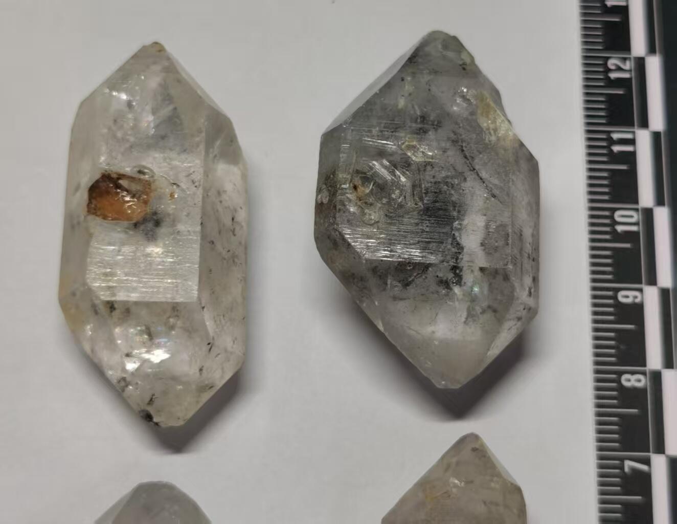 七河·世界世界币章杂件矿标化石小拍（总第38期） 藏家出品X758（9）比较大块头的云贵闪灵水晶原石一组4件共80多克 本件拍品由合作藏家邮寄