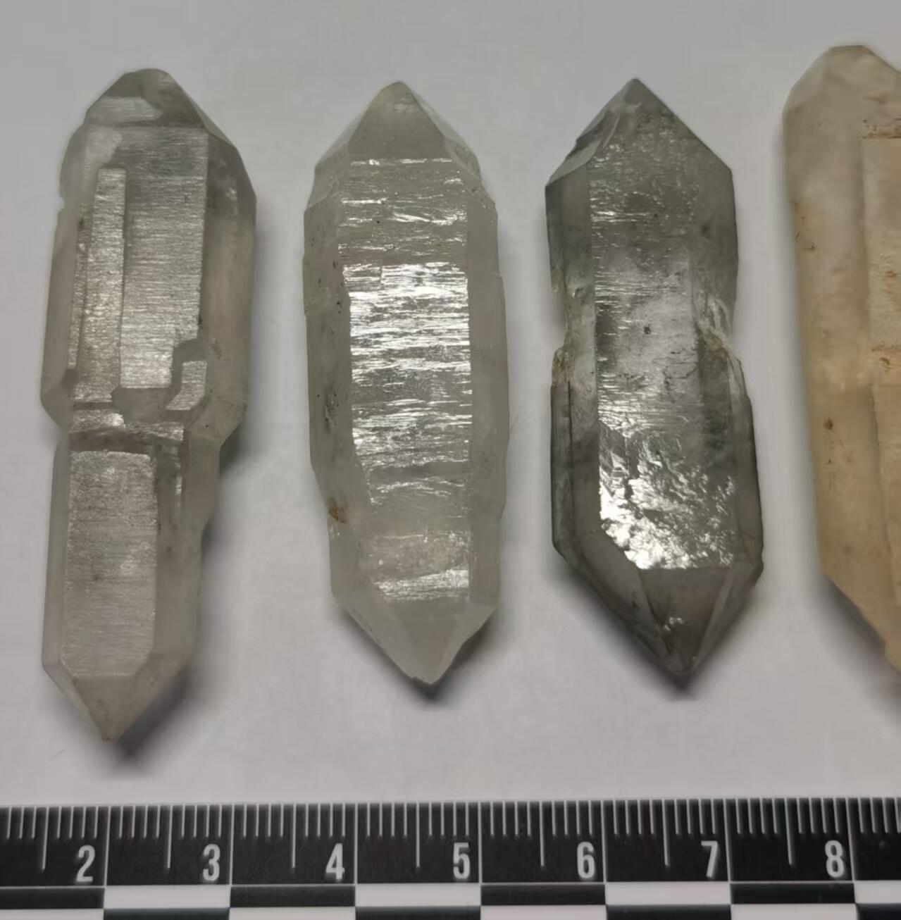 七河·世界世界币章杂件矿标化石小拍（总第38期）  藏家出品 X726（7） 手握大小云贵闪灵水晶原石一组 4 件 共70+g 本件拍品由合作藏家邮寄