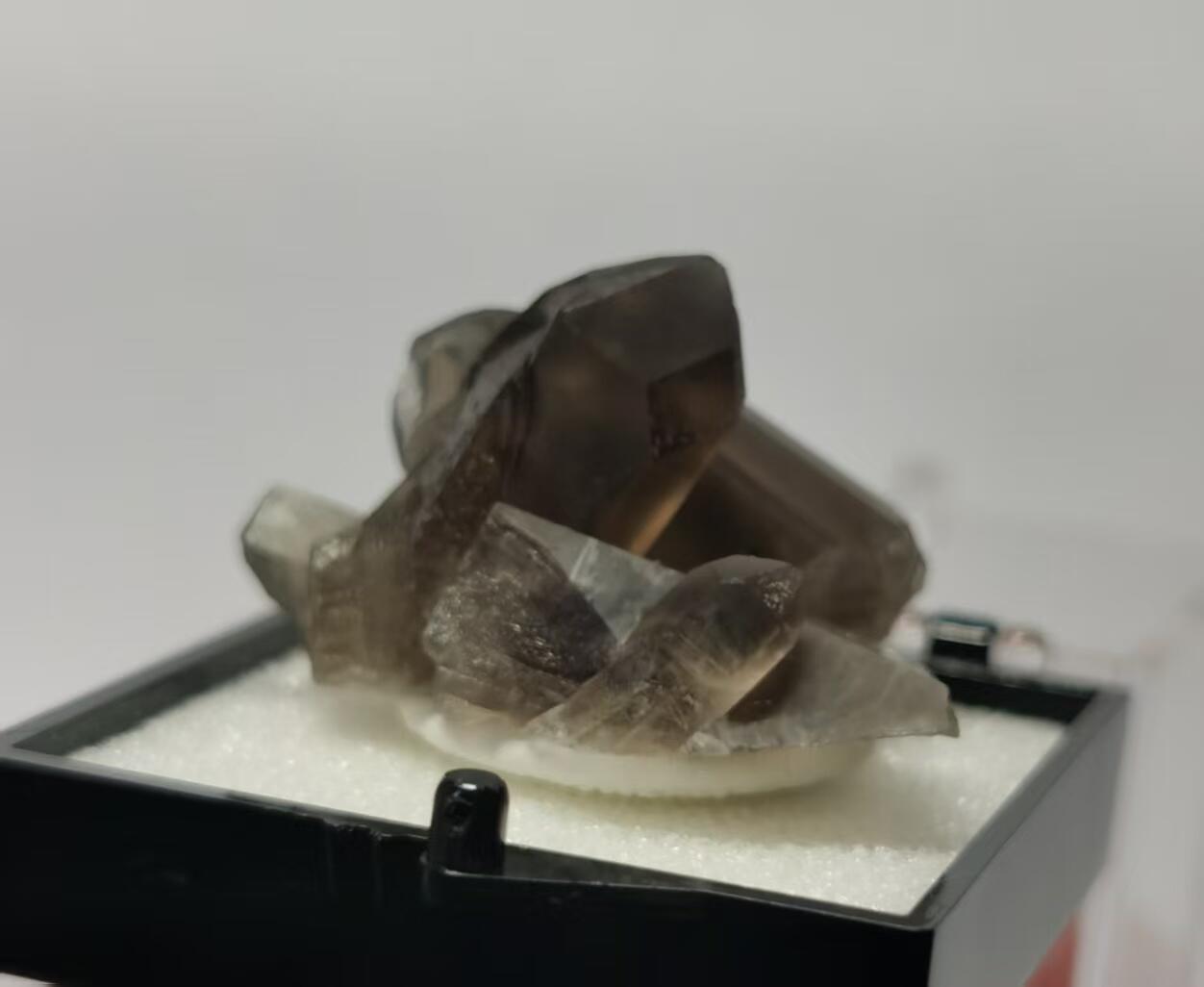 七河·世界世界币章杂件矿标化石小拍（总第38期） 藏家出品X745（3）山东烟晶水晶原石矿标（盒子矿） 本件拍品由合作藏家邮寄