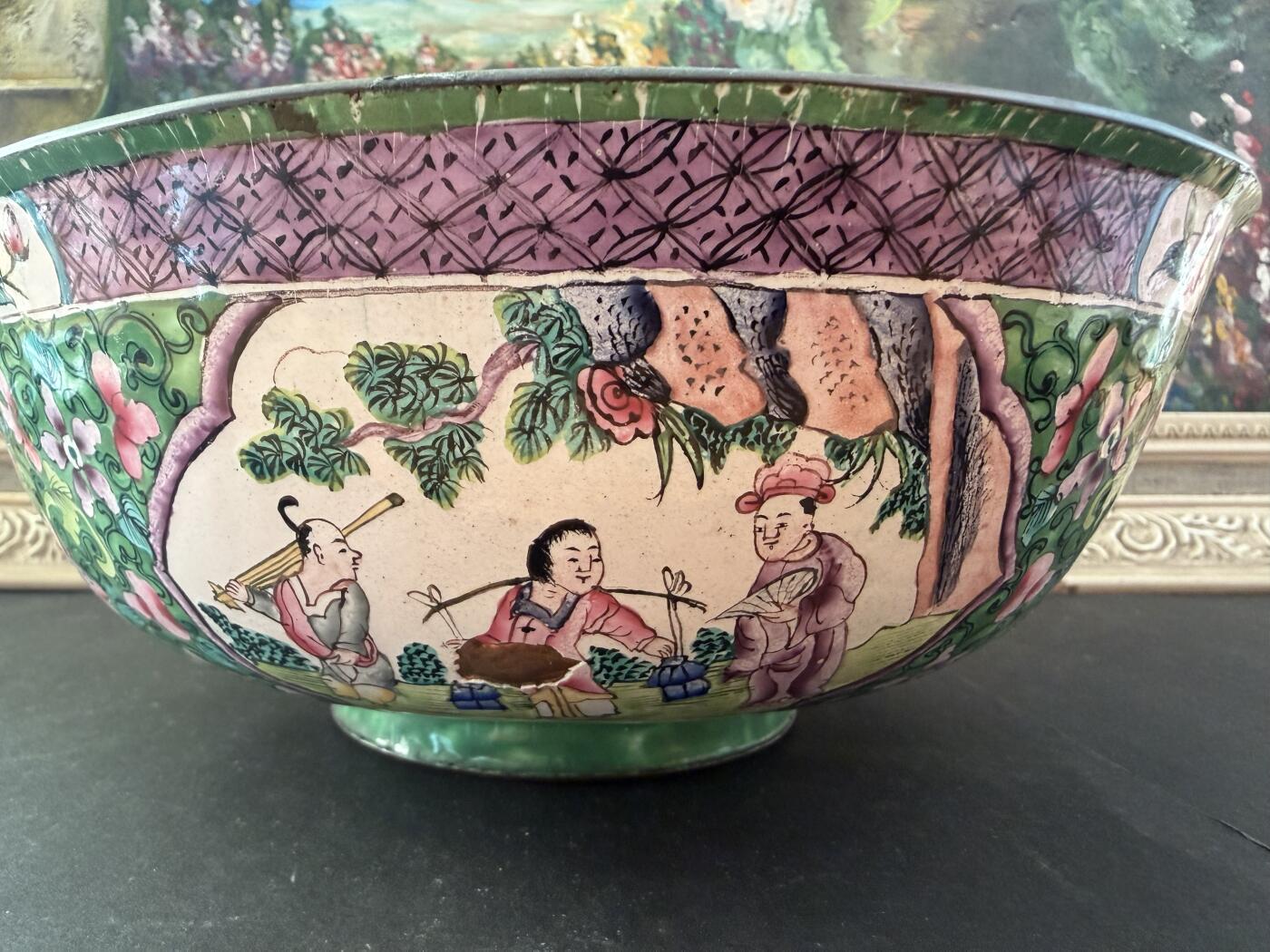 海外回流春节专场（三） 法国回流清代铜胎珐琅彩大碗（器型大，精美，直径：23cm，高：9.3cm，有少许裂纹和掉釉，如图）