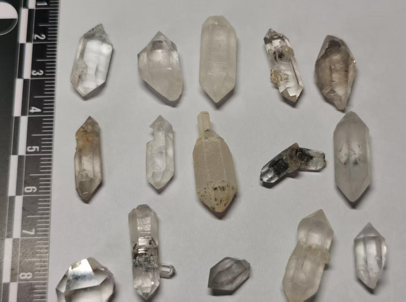 七河·世界世界币章杂件矿标化石小拍（总第38期） 藏家出品 X753（3）小可爱型 云贵闪灵水晶原石矿标一组20件 本件拍品由合作藏家邮寄