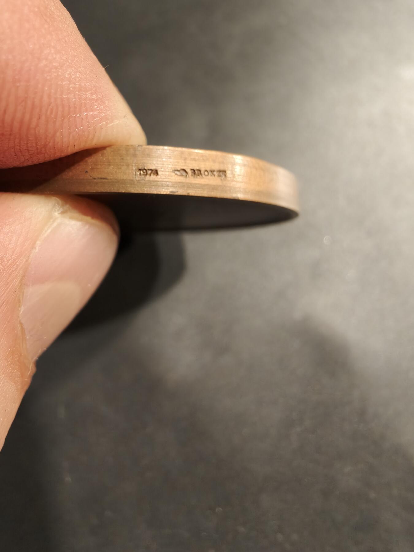 老王徽章第184期 法国多菲内制衣公司大铜章    1974年实发    直径50mm    重量70g