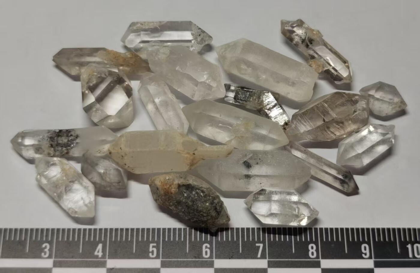 七河·世界世界币章杂件矿标化石小拍（总第38期） 藏家出品 X753（3）小可爱型 云贵闪灵水晶原石矿标一组20件 本件拍品由合作藏家邮寄