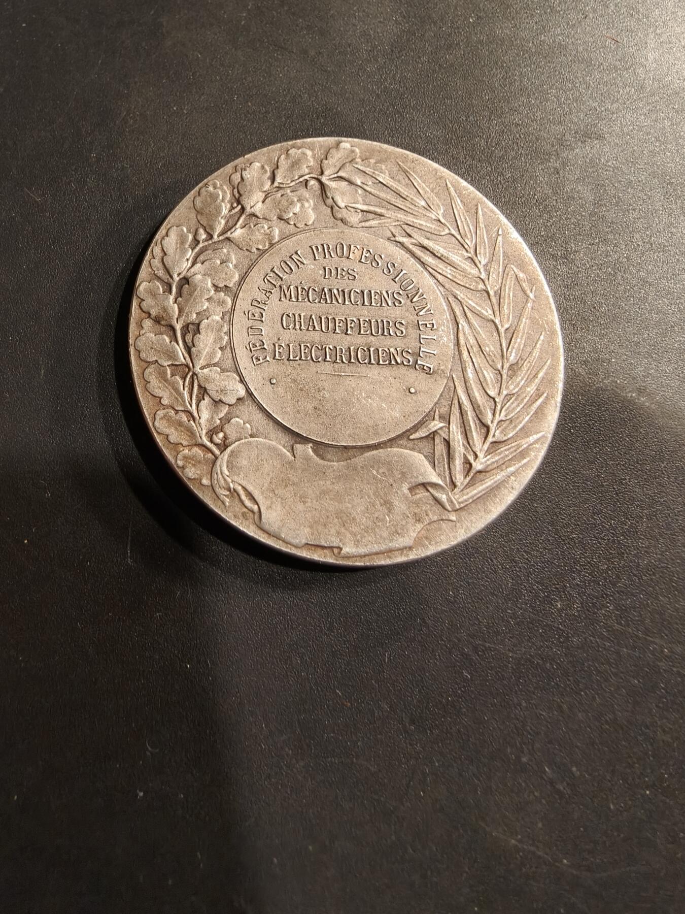 老王徽章第184期 法国机械师、司机和电工专业联合会镀银大铜章    直径41mm    重量31.1g