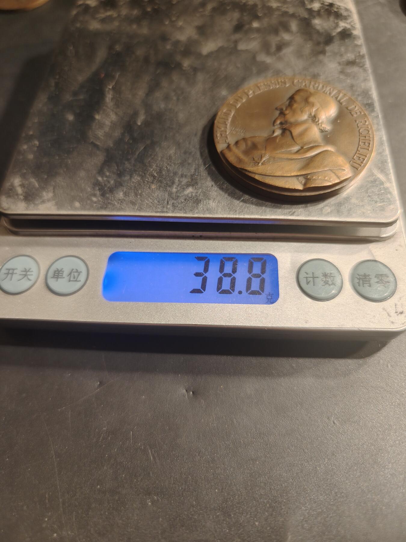 老王徽章第184期 法国海军战列舰“黎塞留号”大铜章     铜章正面浮雕着黎塞留号战列舰，并刻有铭文：“法国必须拥有一支能在任何地方捍卫国家旗帜荣誉的战斗舰队。”      直径40mm    重量38.8g