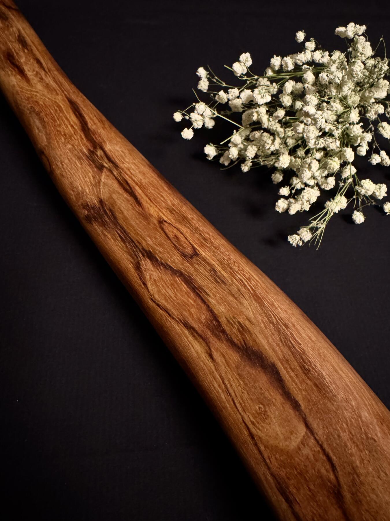 零元拍：NO.1终于在节前收到这批送出去加工的海南黄花梨随型把玩棍横财，这也许就是玩木头的乐趣吧，每一个花纹都独一无二，是自然与匠心的完美邂逅。 它保留了木材最本真的曲线，每一处起伏都像是时光在木头上留下的指纹。尺寸：545/50/35MM