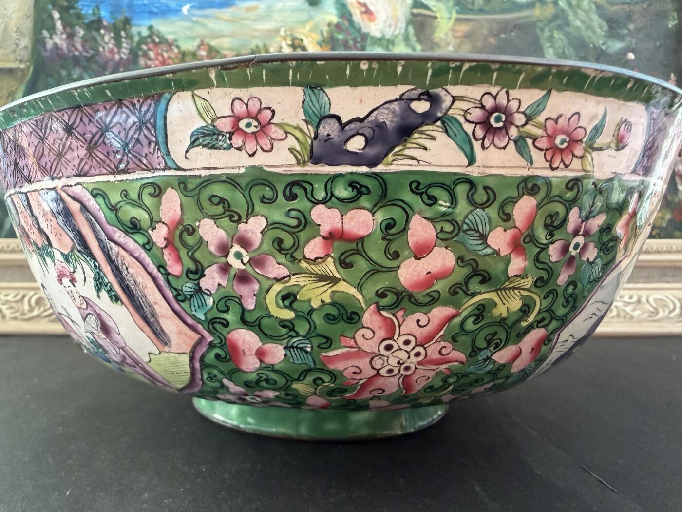 海外回流春节专场（三） 法国回流清代铜胎珐琅彩大碗（器型大，精美，直径：23cm，高：9.3cm，有少许裂纹和掉釉，如图）