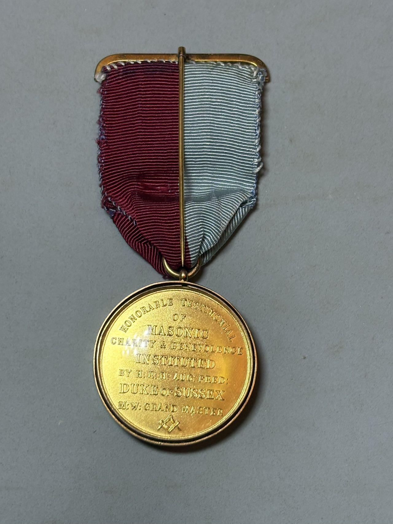 号角文化祝福各位藏友春节大吉马年入好藏 盛世勋华——号角文化勋章邮票专场拍卖第306期    英国共济会慈善与仁爱纪念章（Honorable Testimonial of Masonic Charity & Benevolence），925银，总重34.9克，带原盒，带边铭