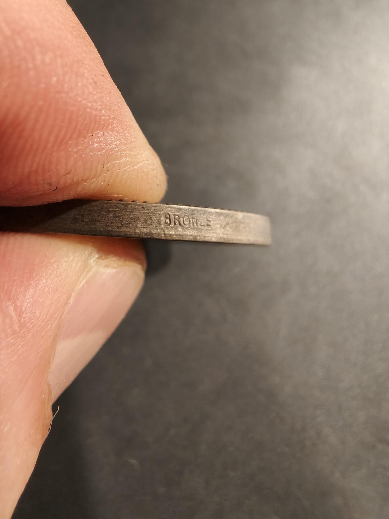 老王徽章第184期 法国化学工业联盟镀银铜章    1980年     直径37mm    重量25.6g