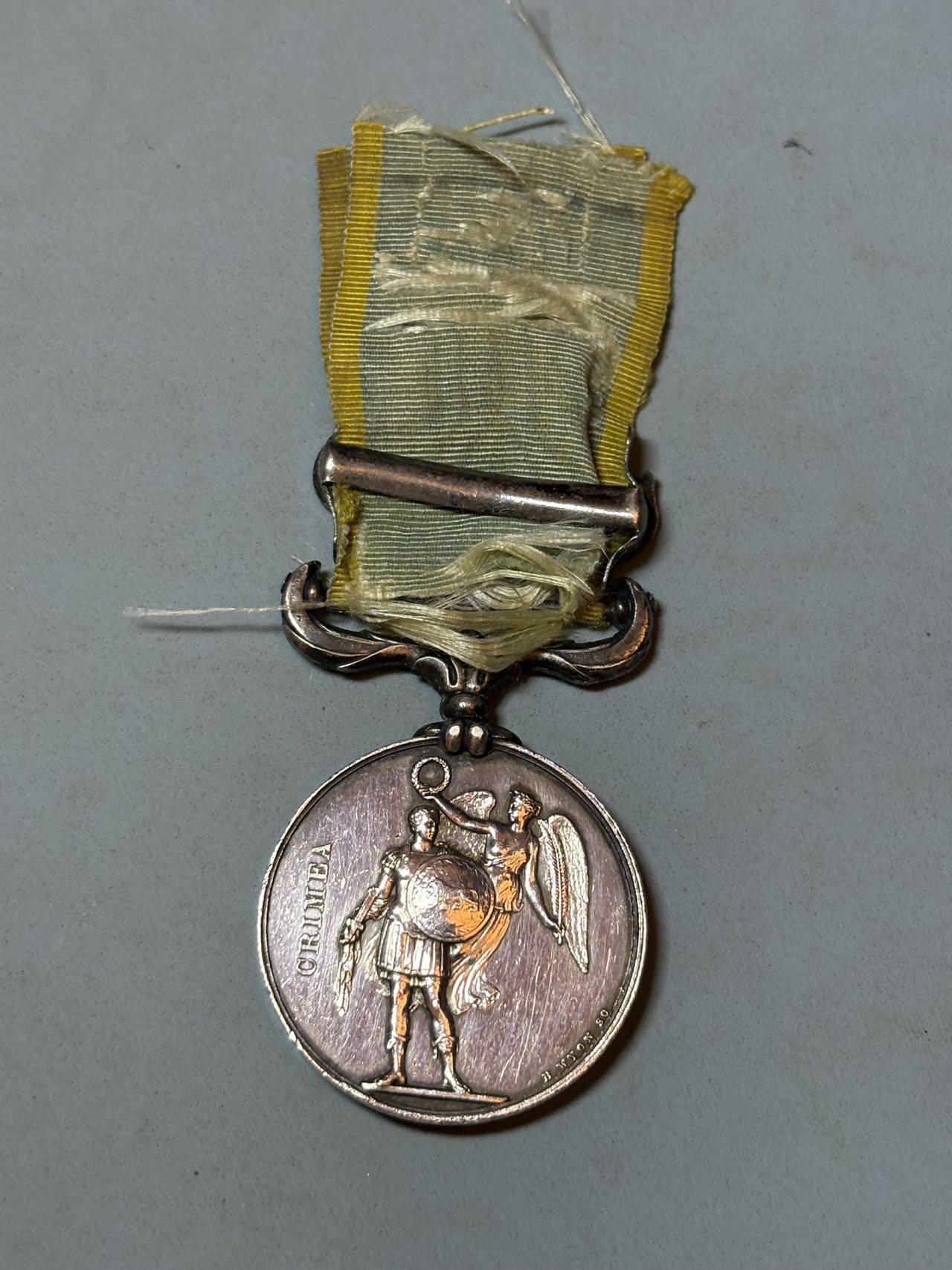 号角文化祝福各位藏友春节大吉马年入好藏 盛世勋华——号角文化勋章邮票专场拍卖第306期    英国1854年克里米亚战争奖章 银制  带塞瓦斯托波尔条 重40克