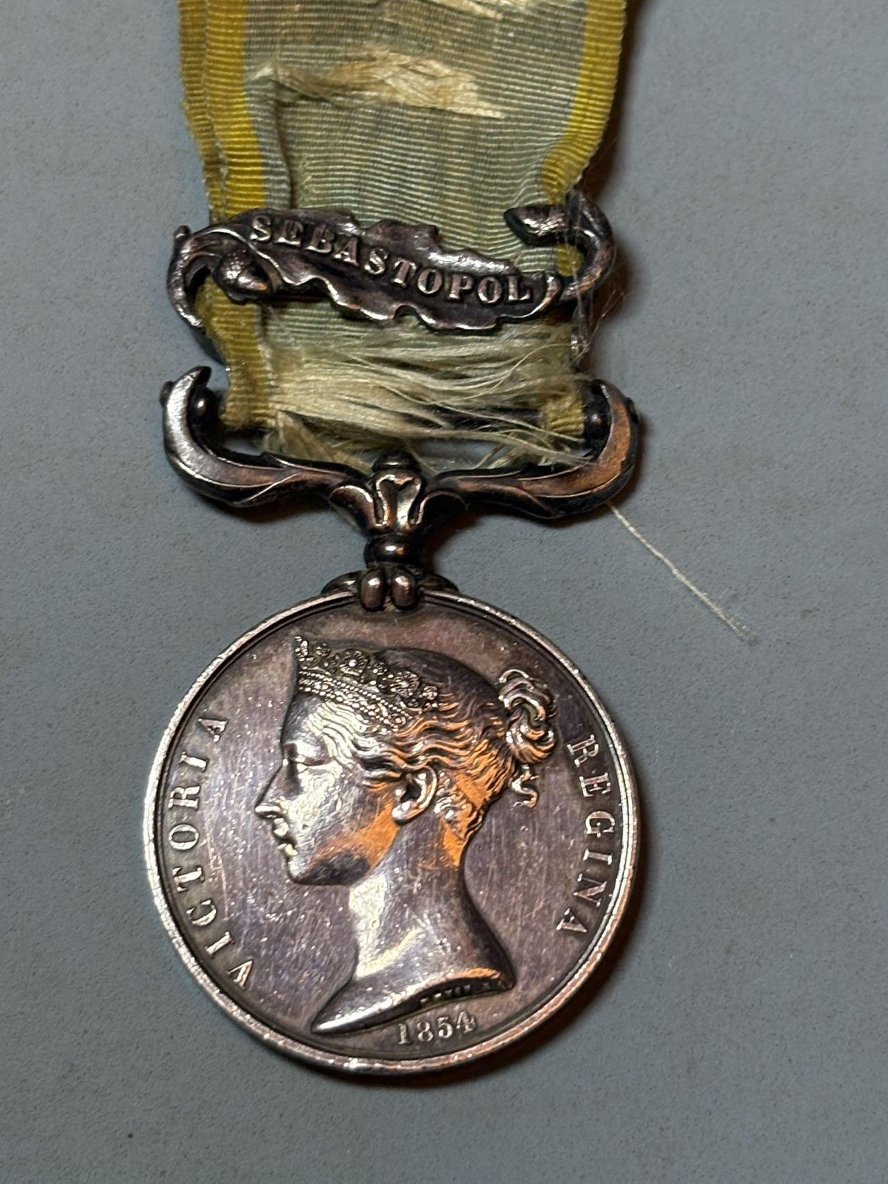 号角文化祝福各位藏友春节大吉马年入好藏 盛世勋华——号角文化勋章邮票专场拍卖第306期    英国1854年克里米亚战争奖章 银制  带塞瓦斯托波尔条 重40克