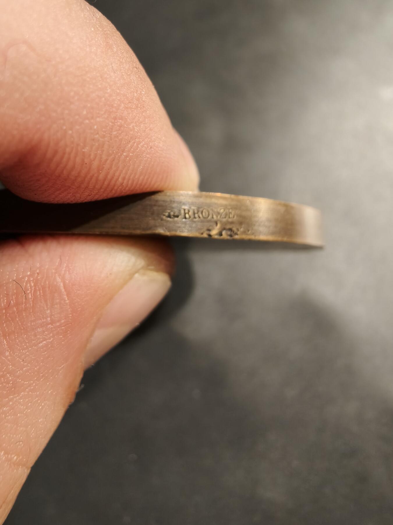 老王徽章第184期 法国拉封丹寓言故事“青蛙求王”大铜章    维尔农大师作品      直径58mm     重量95g