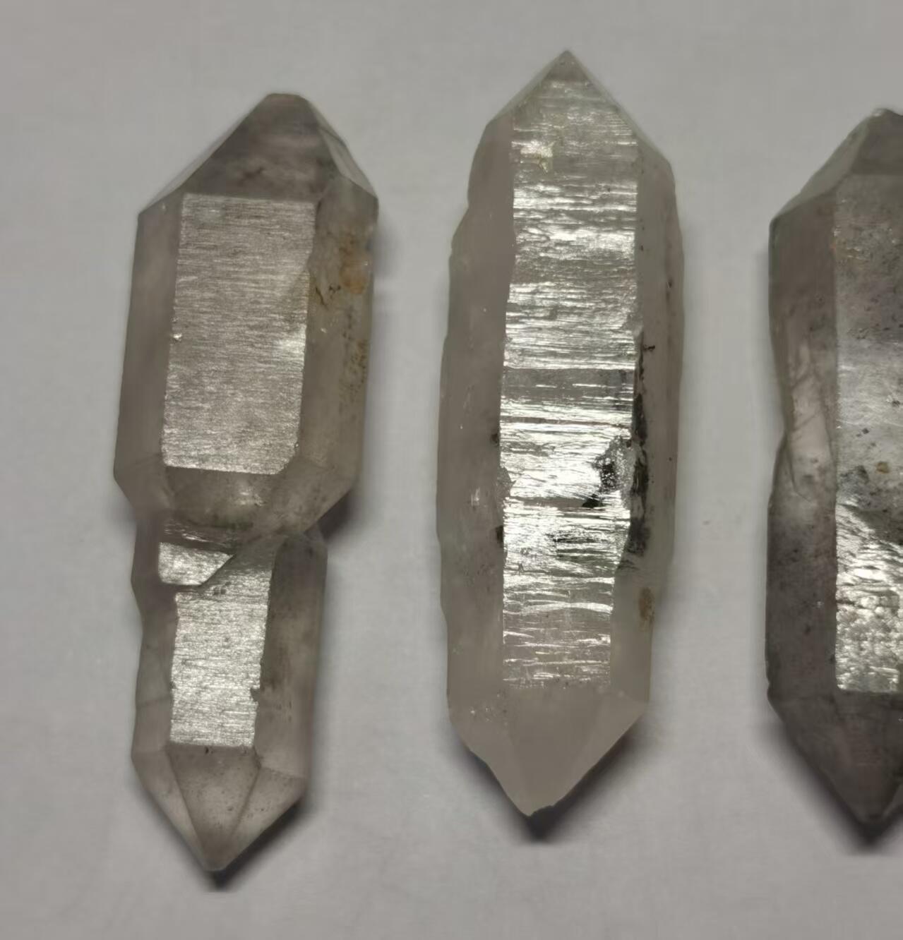 七河·世界世界币章杂件矿标化石小拍（总第38期）  藏家出品 X726（7） 手握大小云贵闪灵水晶原石一组 4 件 共70+g 本件拍品由合作藏家邮寄