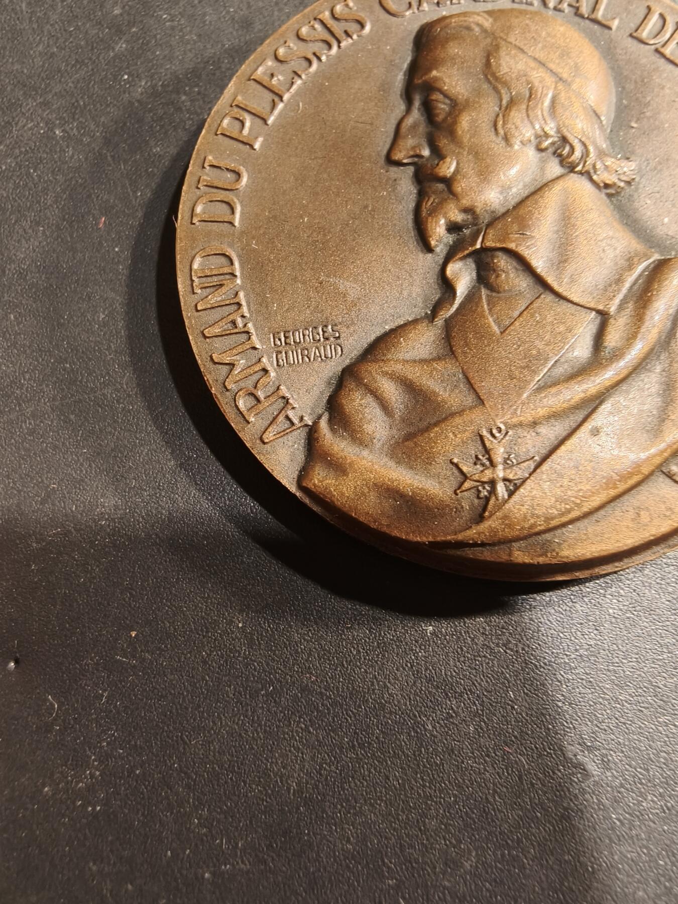 老王徽章第184期 法国海军战列舰“黎塞留号”大铜章     铜章正面浮雕着黎塞留号战列舰，并刻有铭文：“法国必须拥有一支能在任何地方捍卫国家旗帜荣誉的战斗舰队。”      直径40mm    重量38.8g