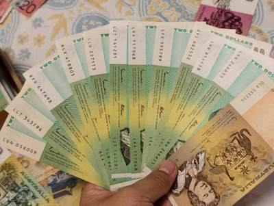 春节钱币瓷器清货捡漏拍场 - 老版纸质澳大利亚1元和2元共23元 品相如图 2元的很不错