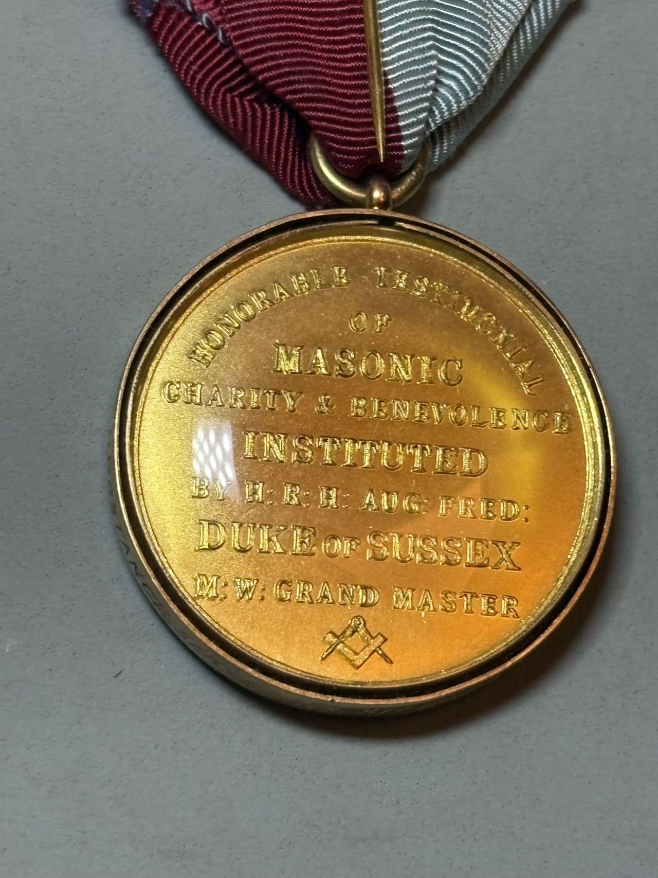 号角文化祝福各位藏友春节大吉马年入好藏 盛世勋华——号角文化勋章邮票专场拍卖第306期    英国共济会慈善与仁爱纪念章（Honorable Testimonial of Masonic Charity & Benevolence），925银，总重34.9克，带原盒，带边铭