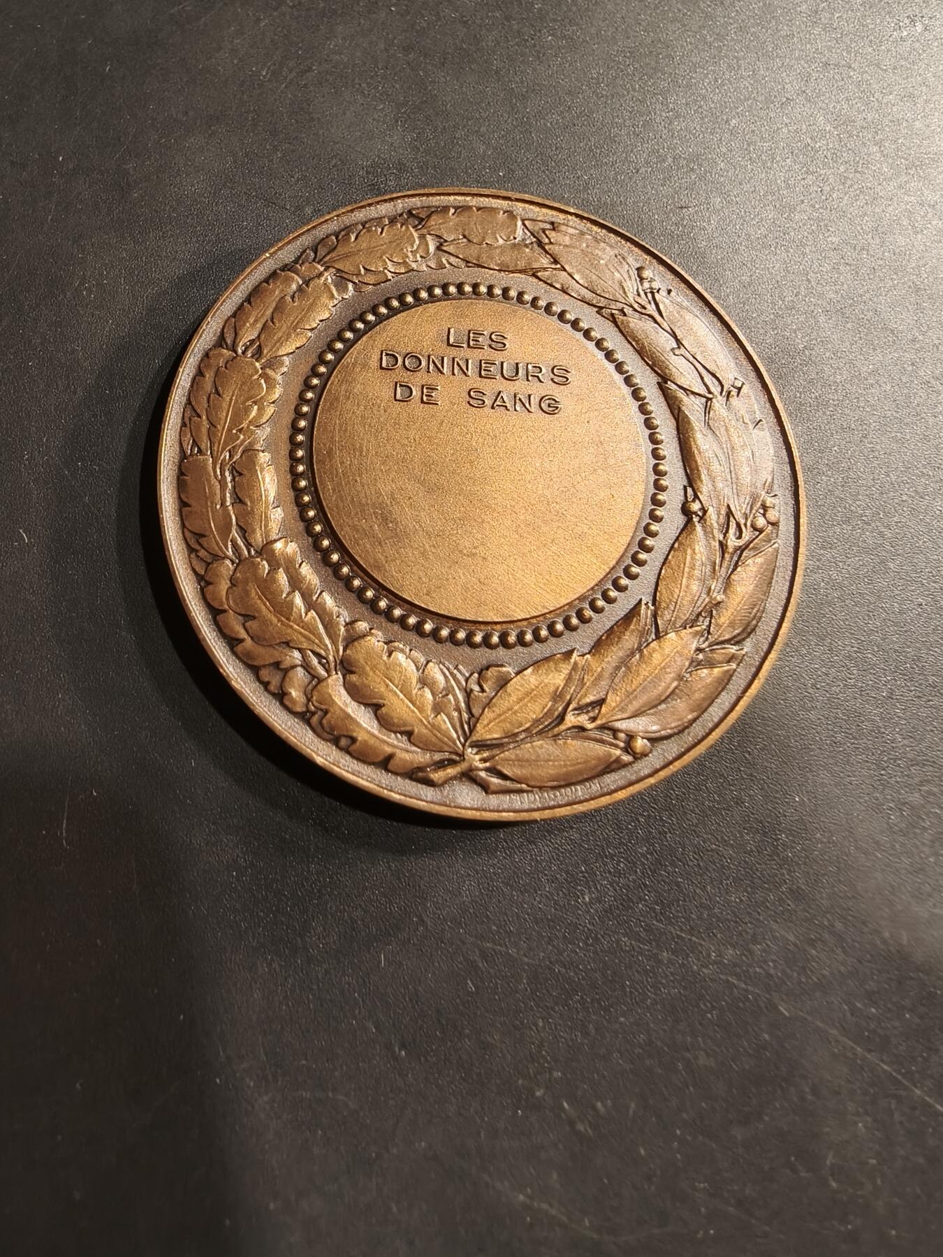 老王徽章第184期 法国无偿献血大铜章    直径50mm    重量52.7g