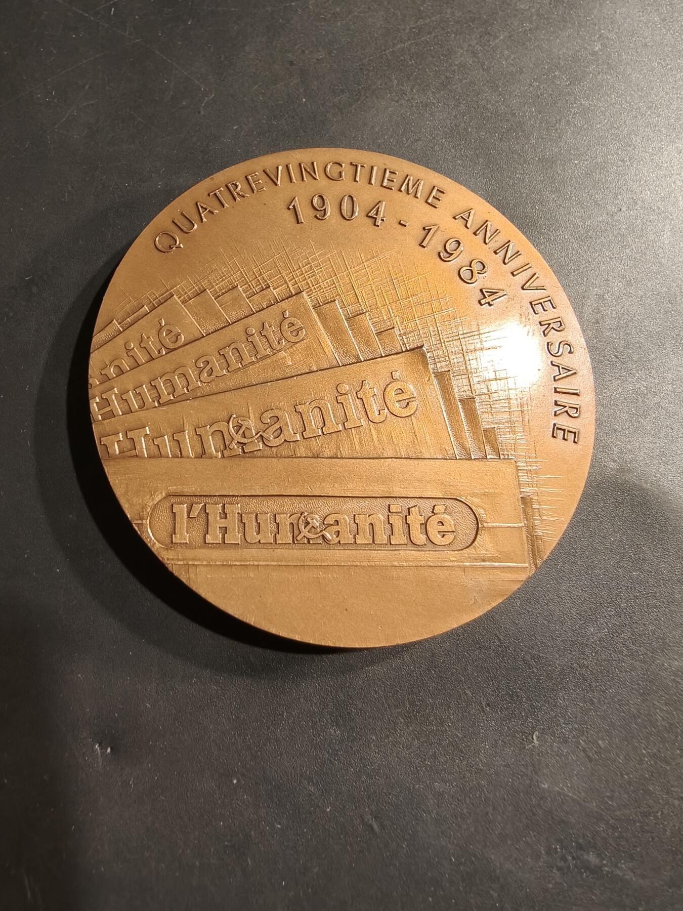 老王徽章第184期 法国日报《人道报》成立80周年大铜章    该报由法国共产党创办    直径68mm     重量175.7g  