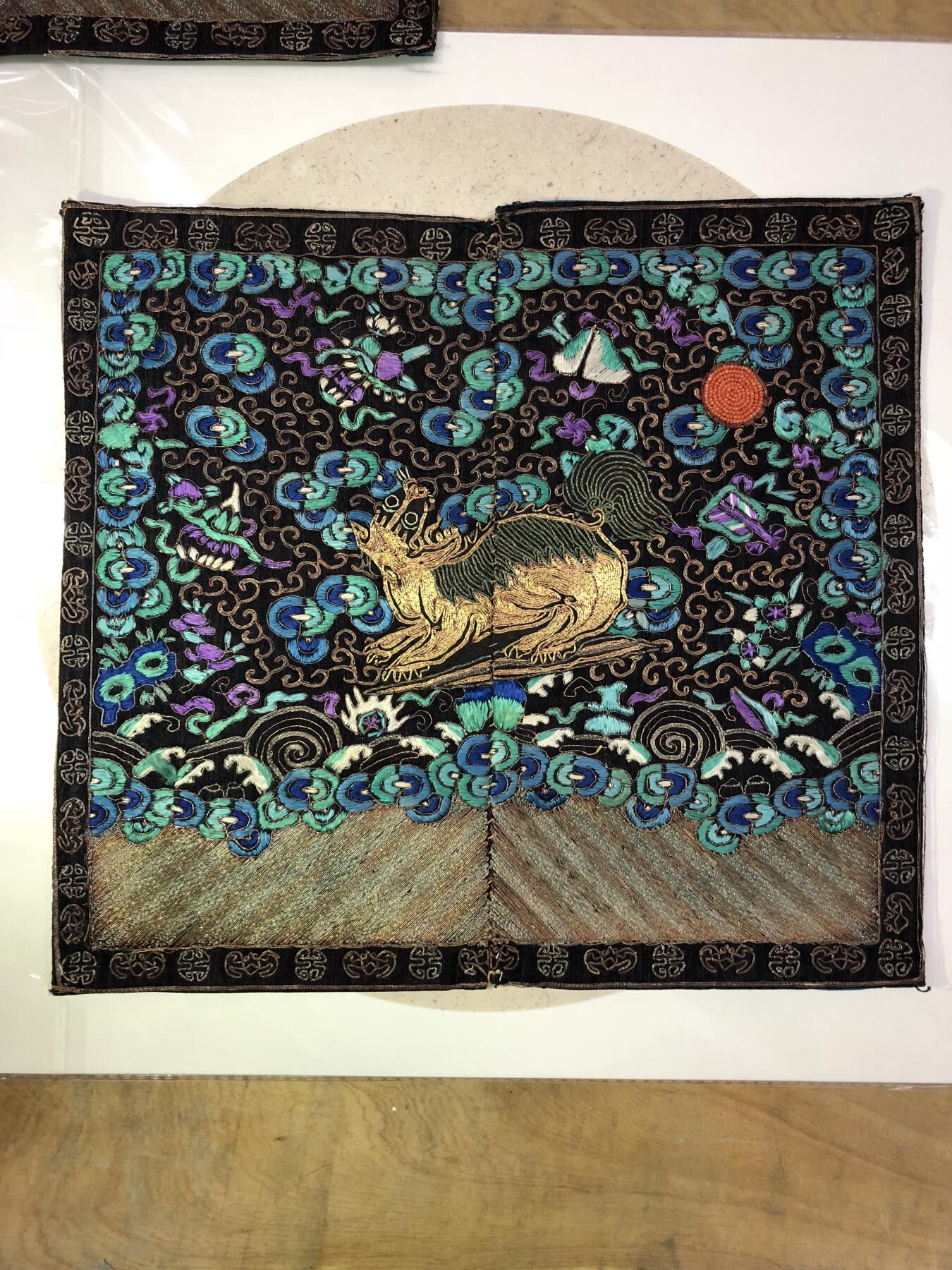 海外回流春节专场（三） 重器-法国回流清代五品武官（熊）补子一对（品相好，工艺包括五彩，盘金和串珠绣）