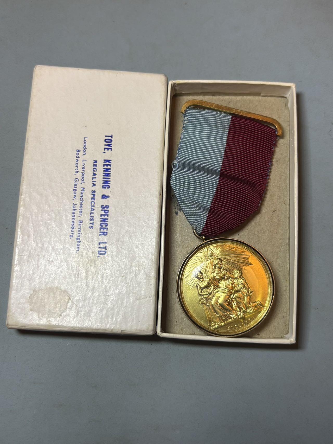 号角文化祝福各位藏友春节大吉马年入好藏 盛世勋华——号角文化勋章邮票专场拍卖第306期    英国共济会慈善与仁爱纪念章（Honorable Testimonial of Masonic Charity & Benevolence），925银，总重34.9克，带原盒，带边铭