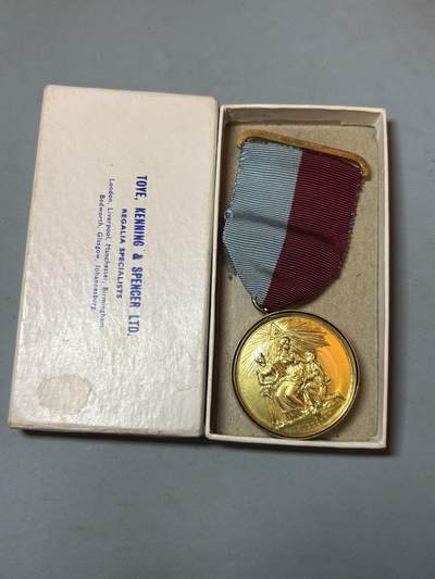 号角文化祝福各位藏友春节大吉马年入好藏 盛世勋华——号角文化勋章邮票专场拍卖第306期    - 英国共济会慈善与仁爱纪念章（Honorable Testimonial of Masonic Charity & Benevolence），925银，总重34.9克，带原盒，带边铭