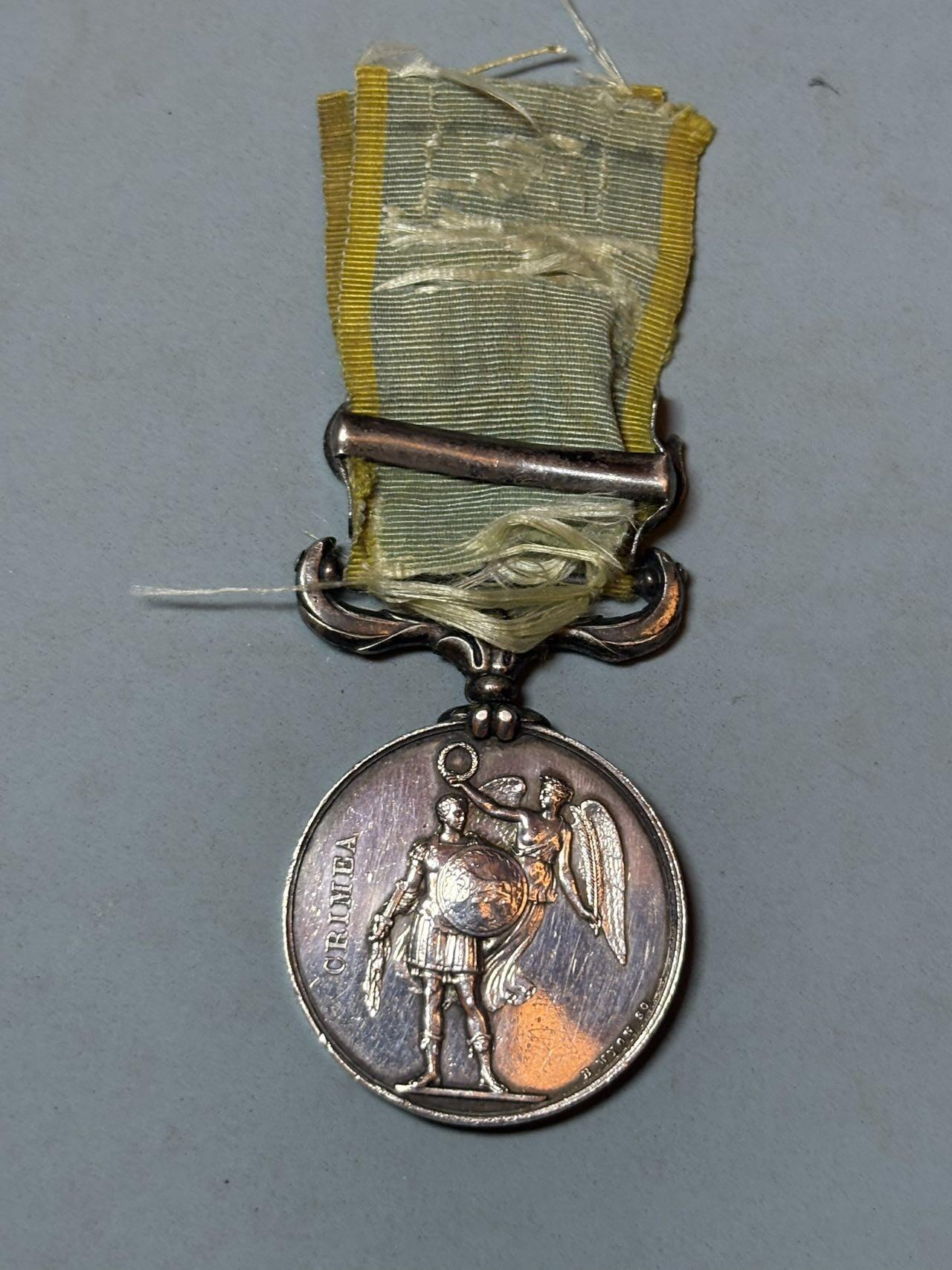 号角文化祝福各位藏友春节大吉马年入好藏 盛世勋华——号角文化勋章邮票专场拍卖第306期    英国1854年克里米亚战争奖章 银制  带塞瓦斯托波尔条 重40克